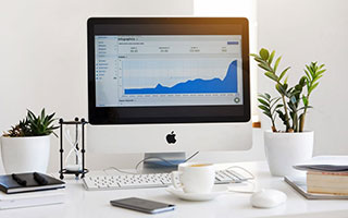 开云体育在线赛事直播-2018年首轮季后赛：库里在最后2分钟，连续投中三记三分，实现“鸟枪换炮”